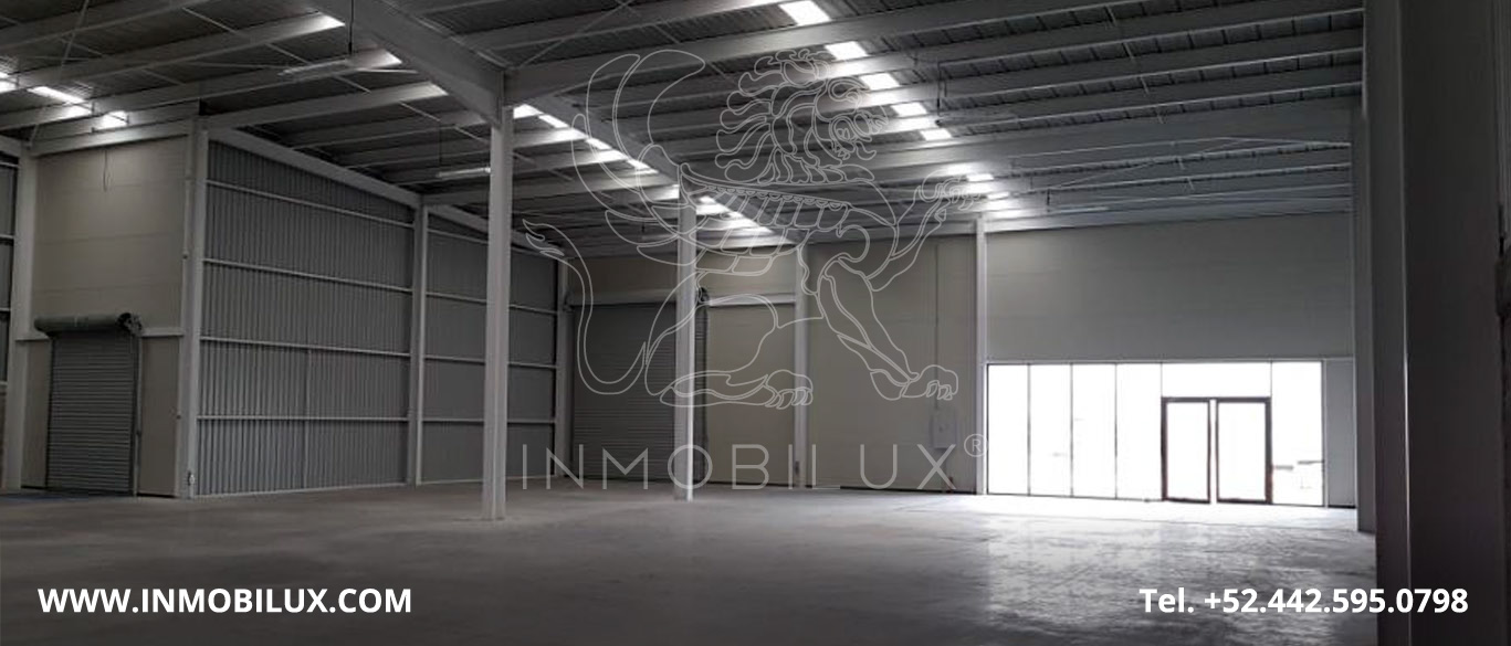 Acceso a Nave Industrial en Polígono Empresarial