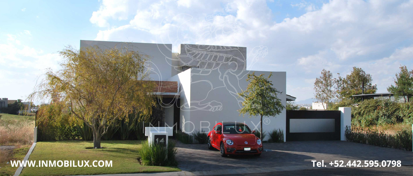 fachada delantera casa en club de golf El Campanario Querétaro