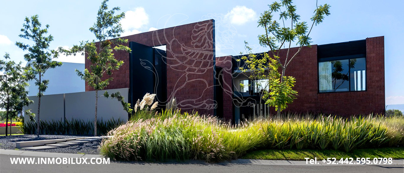 Vista Frontal Casa Minimalista en el Campanario Querétaro