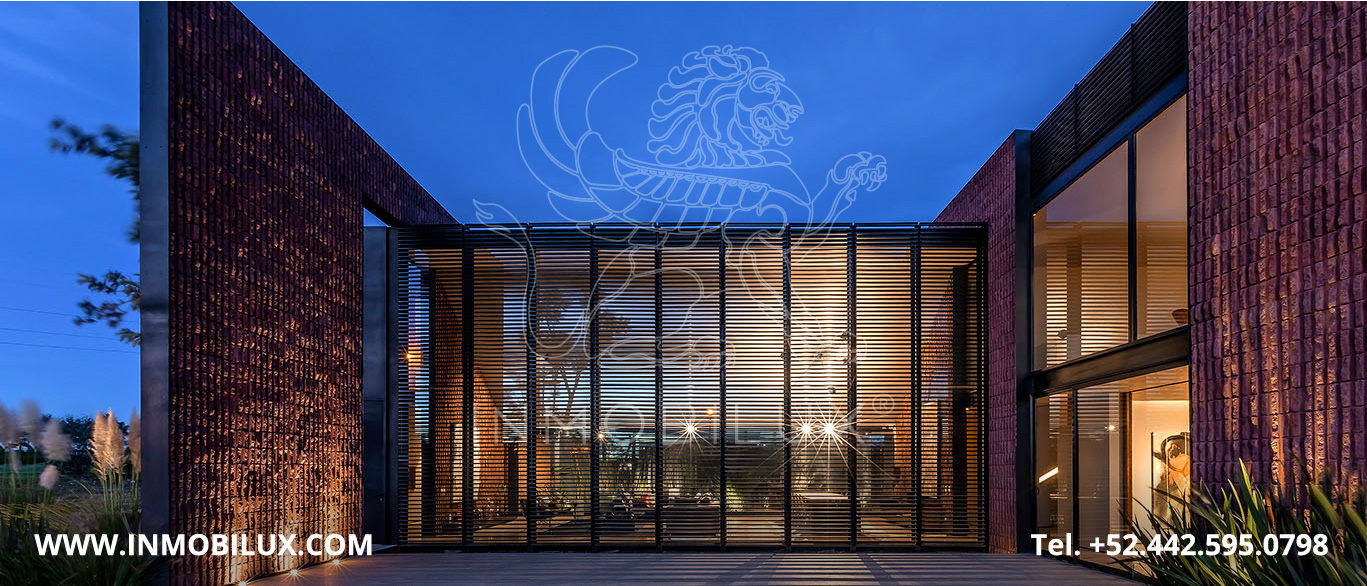 Cochera y Acceso Casa Minimalista en el Campanario Querétaro