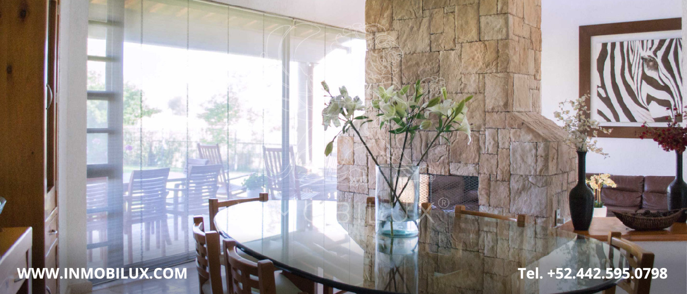 Sala con chimenea casa en club de golf El Campanario Querétaro
