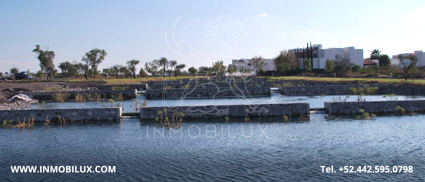 lago artificial terreno en el Campanario Querétaro