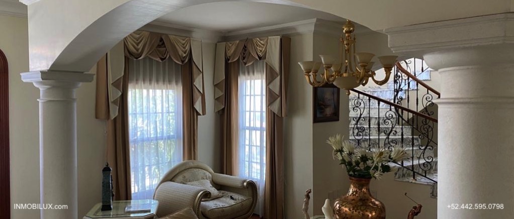 Escalera Casa Estilo Ingles Pedregal de Queretaro